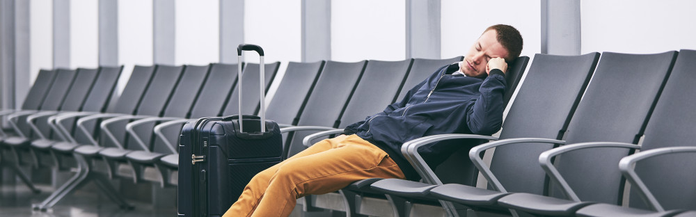 В случае переноса задержанного рейса на следующий день - авиаперевозчик должен предоставить пассажирам